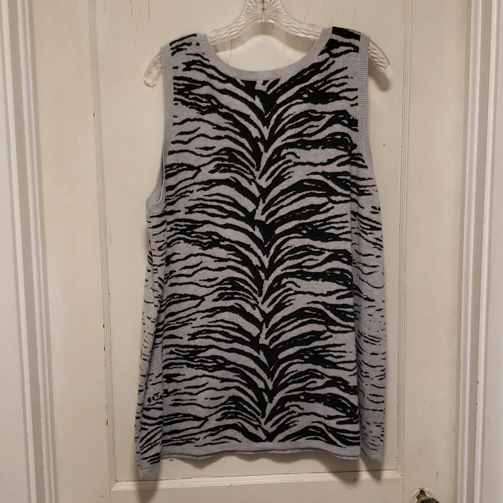 Chicos Zenergy Zebra Animal Print Black and Gray Sleeveless Knit 2x - Picture 5 of 5